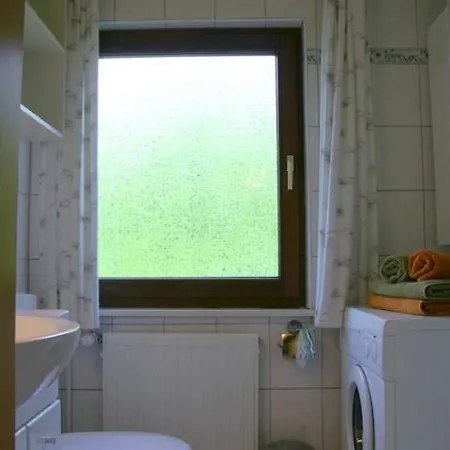 5 Personen Mit Zwei Toiletten In Zweiter Reihe Zum Deich In *