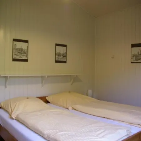 5 Personen Mit Zwei Toiletten In Zweiter Reihe Zum Deich In