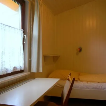 5 Personen Mit Zwei Toiletten In Zweiter Reihe Zum Deich In