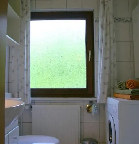 5 Personen Mit Zwei Toiletten In Zweiter Reihe Zum Deich In *