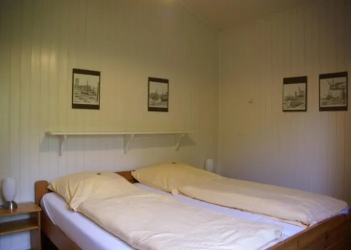 5 Personen Mit Zwei Toiletten In Zweiter Reihe Zum Deich In