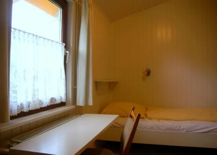 5 Personen Mit Zwei Toiletten In Zweiter Reihe Zum Deich In